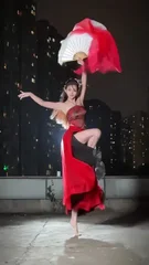 又欲又撩的里面有个MUA的歌