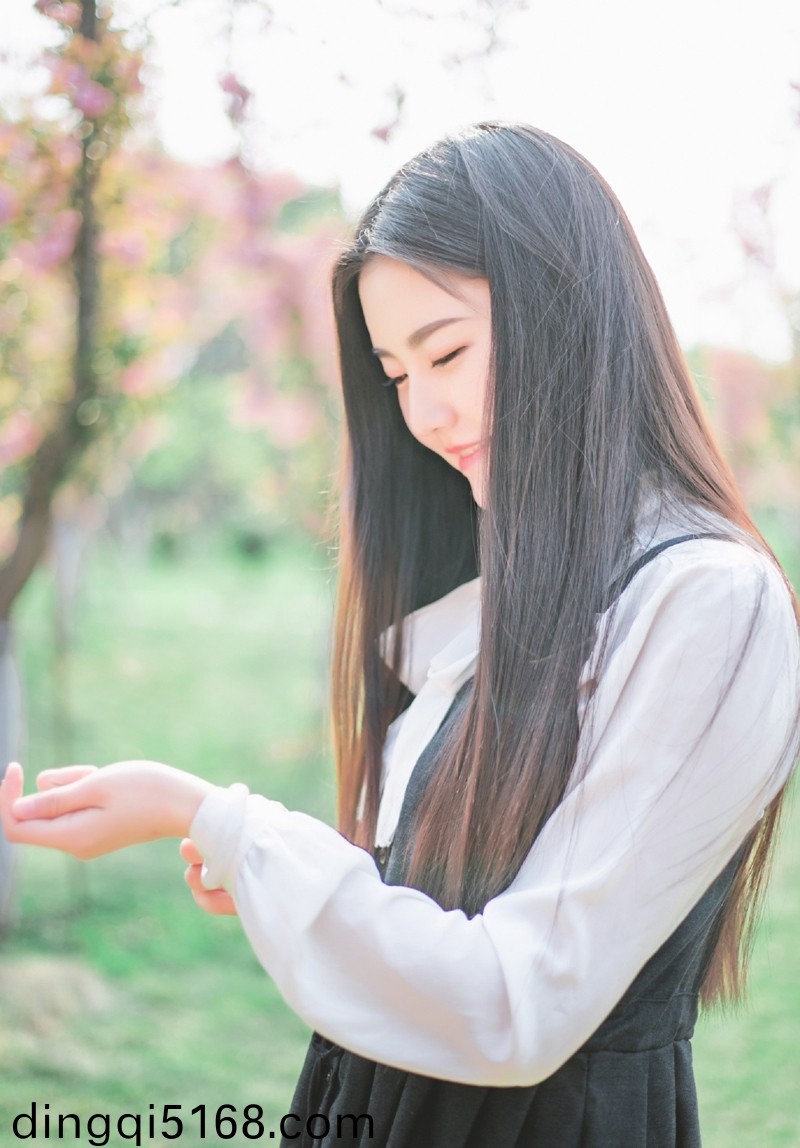 女生挑战只穿一条绳子