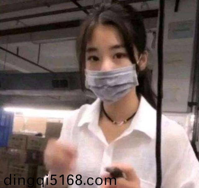 美国女子展示肛门纹身